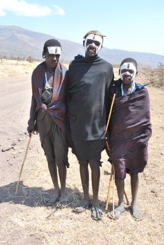 Jeunes Massais en rituel 