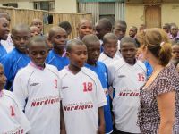 Don de chandails de soccer à l'orphelinat du Biwindi en Ouganda